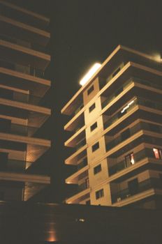 现代公寓楼在夜间的景观引人注目，展示了城市建筑的魅力