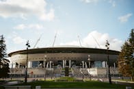 圣彼得堡俄罗斯天然气工业股份公司竞技场体育场前，天空晴朗，周围是公园区