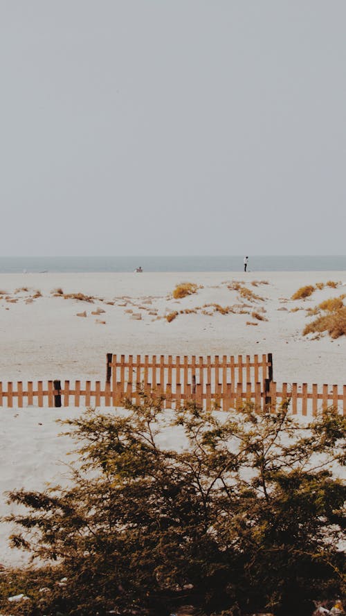 Foto profissional grátis de areia, cerca, céu