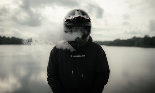 Бесплатное стоковое фото с байкер, дым, защитная каска
