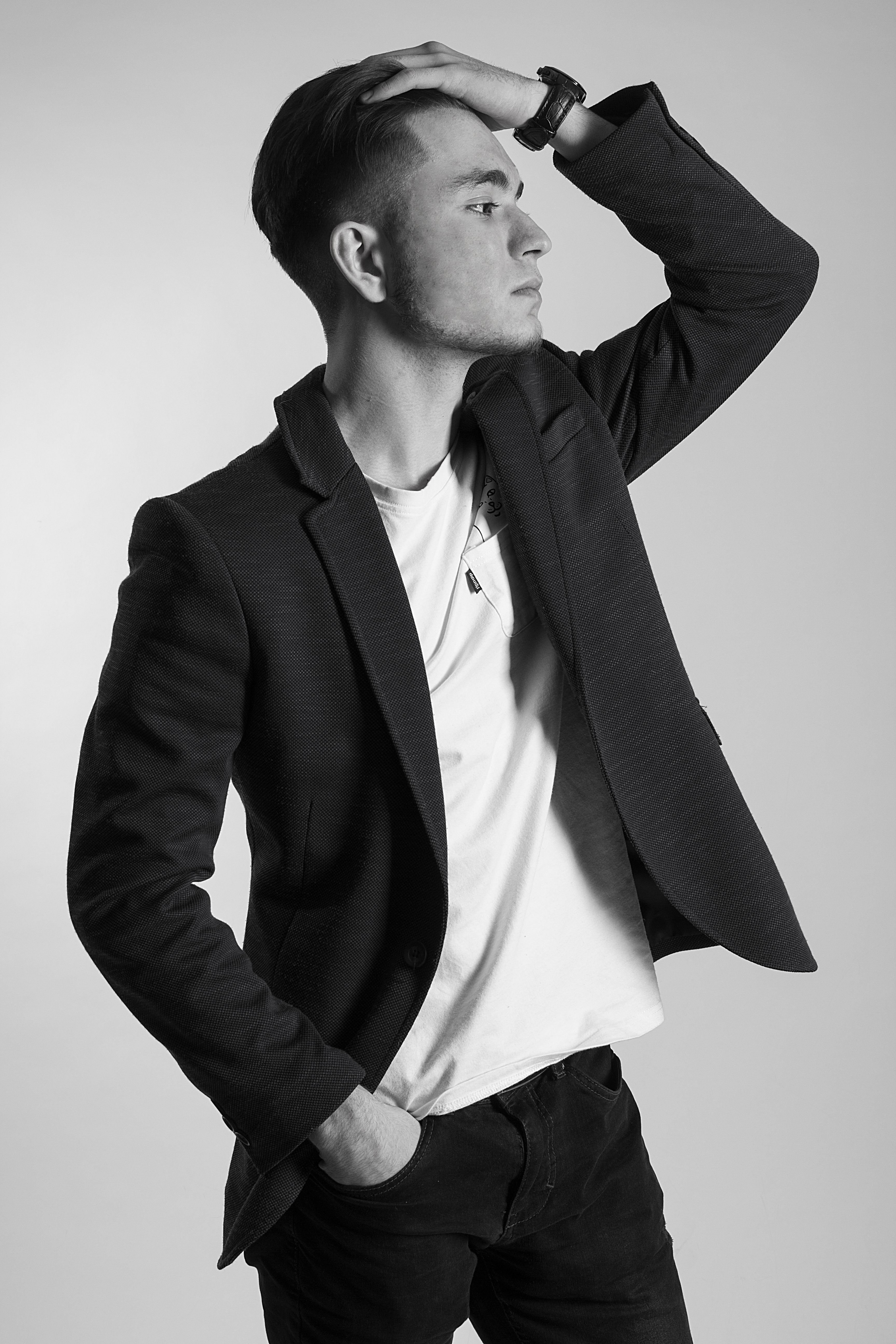 Man in Suit in Black and White · Free Stock Photo