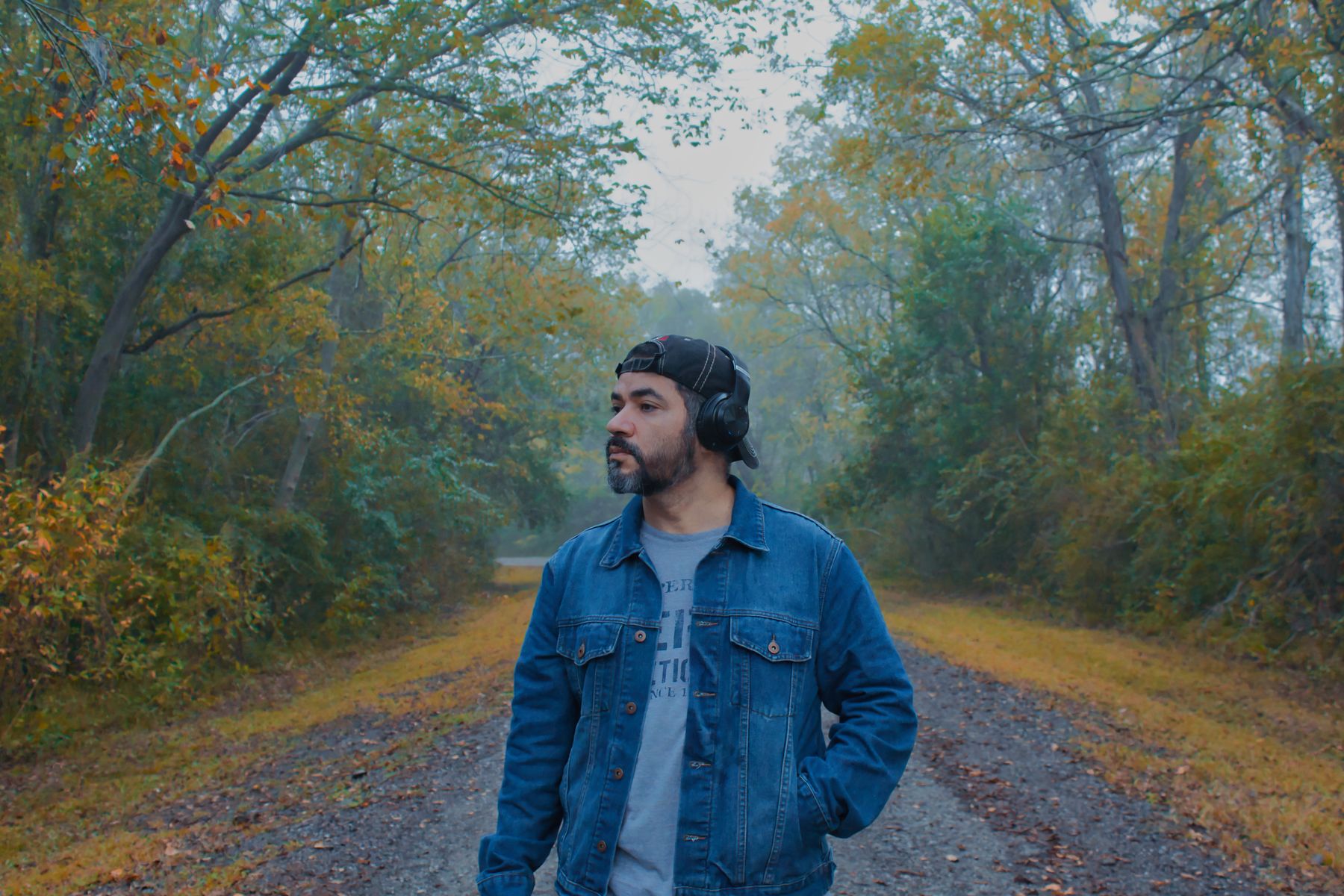 972 Costa Brava Lifestyle — Man with headphones walking in a peaceful forest