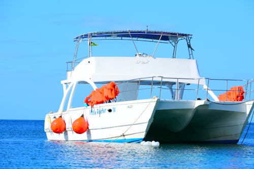 Foto profissional grátis de baía, barco, céu azul