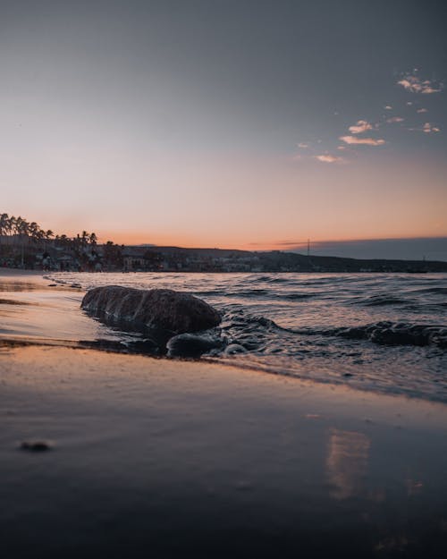 akşam karanlığı, dalgalar, deniz içeren Ücretsiz stok fotoğraf