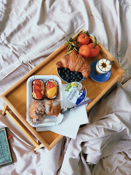 Gratis stockfoto met bed, bovenaanzicht, croissant