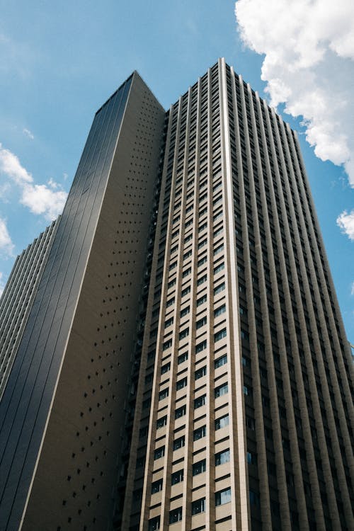 Бесплатное стоковое фото с вертикальный выстрел, городской, небоскреб