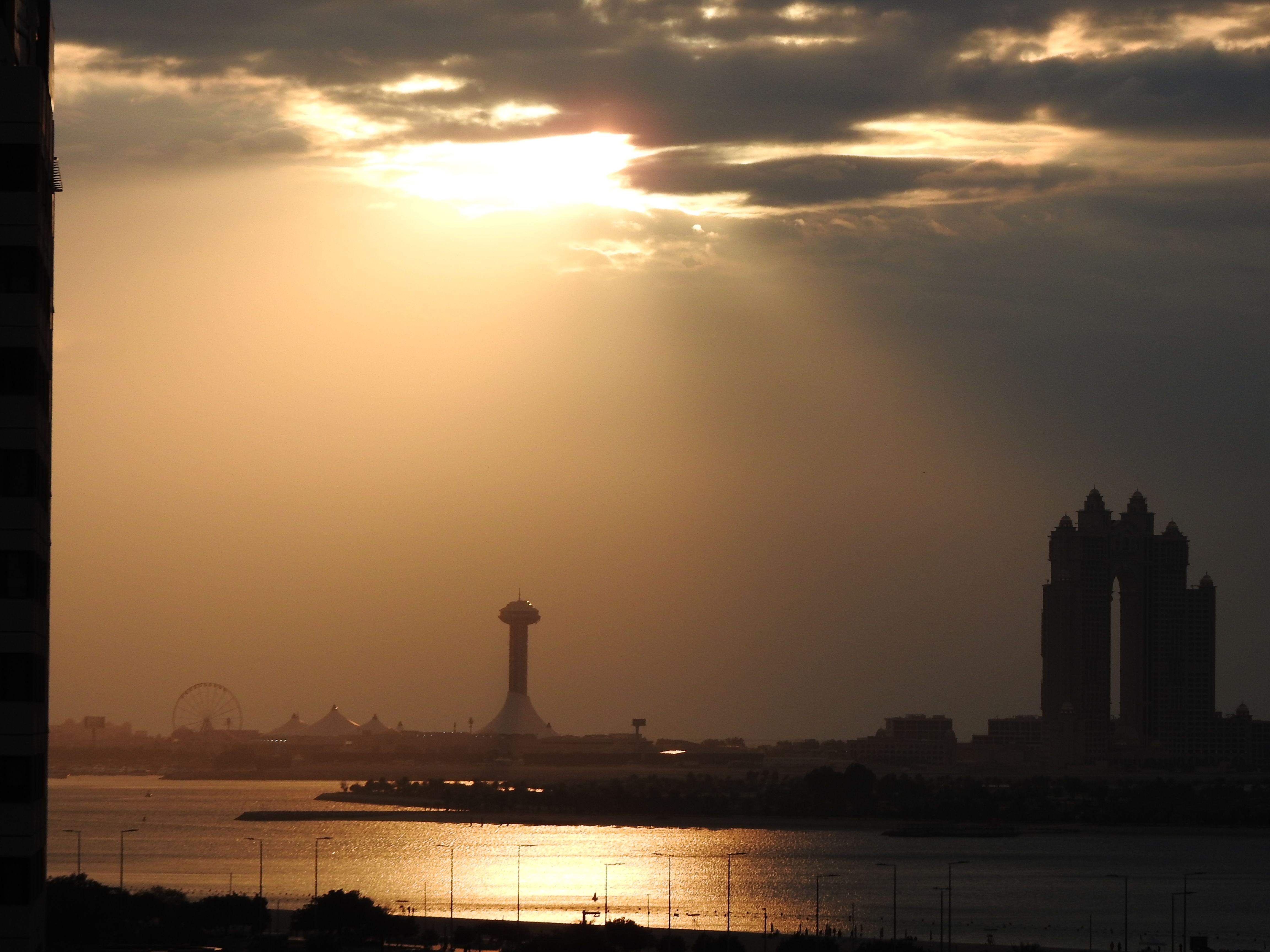 Silueta de Abu Dabi al anochecer