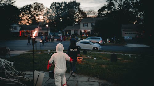 ハロウィーンの衣装を着た子供たちのグループ