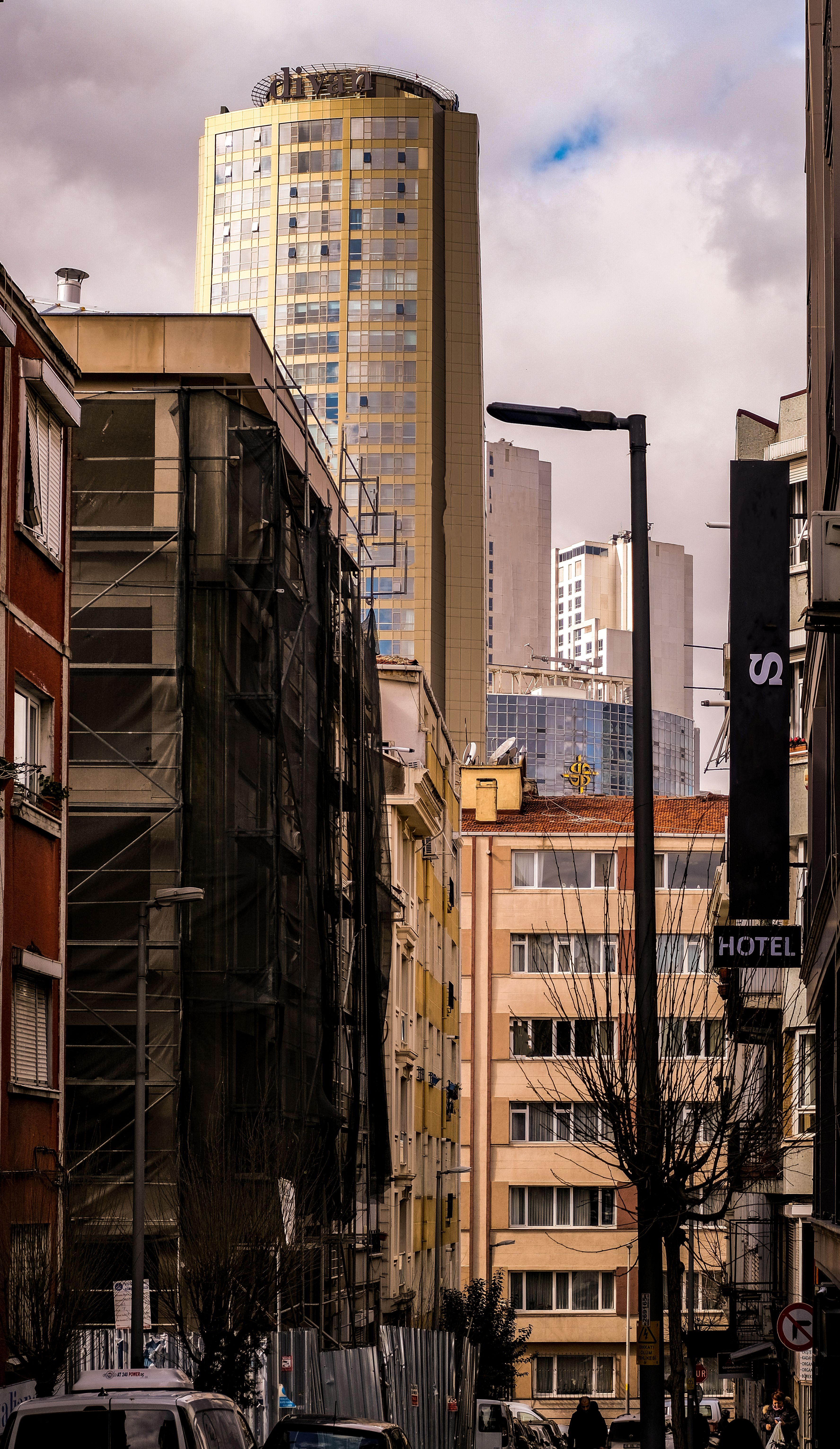 View of a Street and Residential Buildings in City · Free Stock Photo
