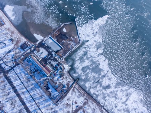 Free A stunning aerial view of the frozen coastline in Mariupol, Ukraine, showcasing icy patterns on the sea. Stock Photo