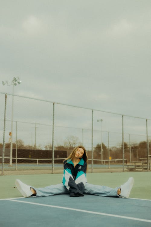 Free Young Woman Sitting on the Tennis Court Stock Photo