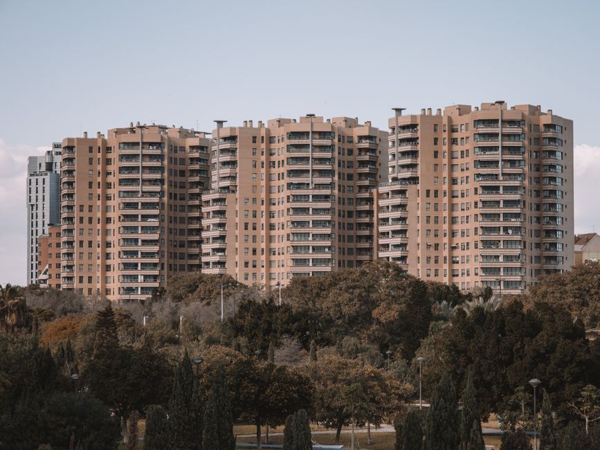 Edificios de apartamentos de diecisiete pisos en Valencia, España, con vegetación circundante bajo un cielo despejado.