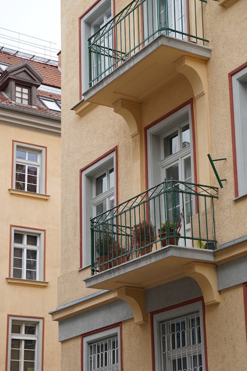 balkonlar, bina cephesi, bitkiler içeren Ücretsiz stok fotoğraf