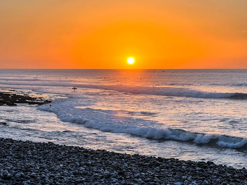 Darmowe zdjęcie z galerii z fale na plaży, piękny, piękny zachód słońca