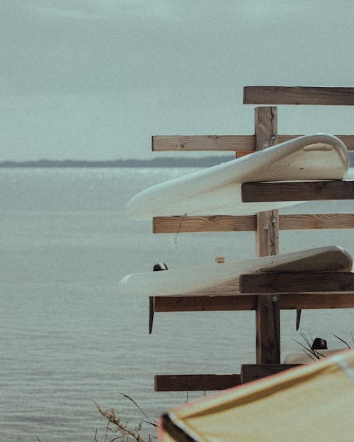 Бесплатное стоковое фото с береговая линия, вертикальный выстрел, доски для серфинга