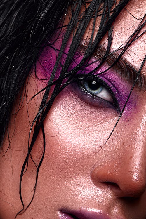Základová fotografie zdarma na téma brunetka, detail, fialový make-up