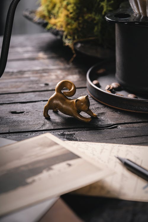 Foto profissional grátis de balcão, decoração, estatueta