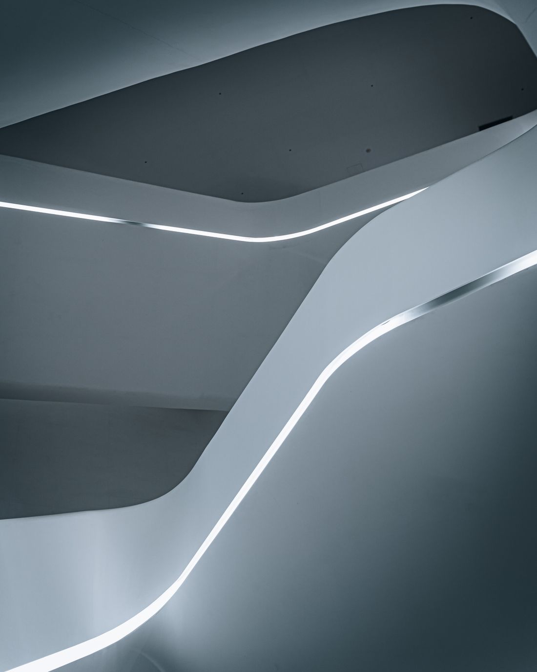 Scară interioară cu trepte, balustrade și suprafețe luminoase
