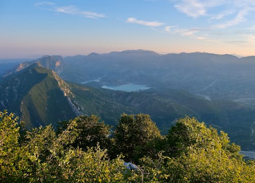 Бесплатное стоковое фото с живописный, зеленые горы, озеро