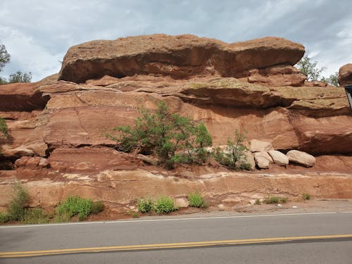 asfalt, aşınmış kaya, çöl içeren Ücretsiz stok fotoğraf