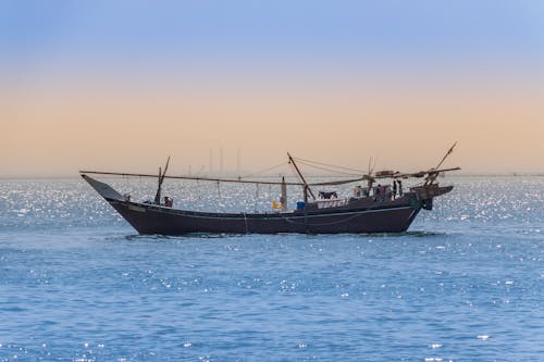 Δωρεάν στοκ φωτογραφιών με αλιευτικό σκάφος, αυγή, θάλασσα