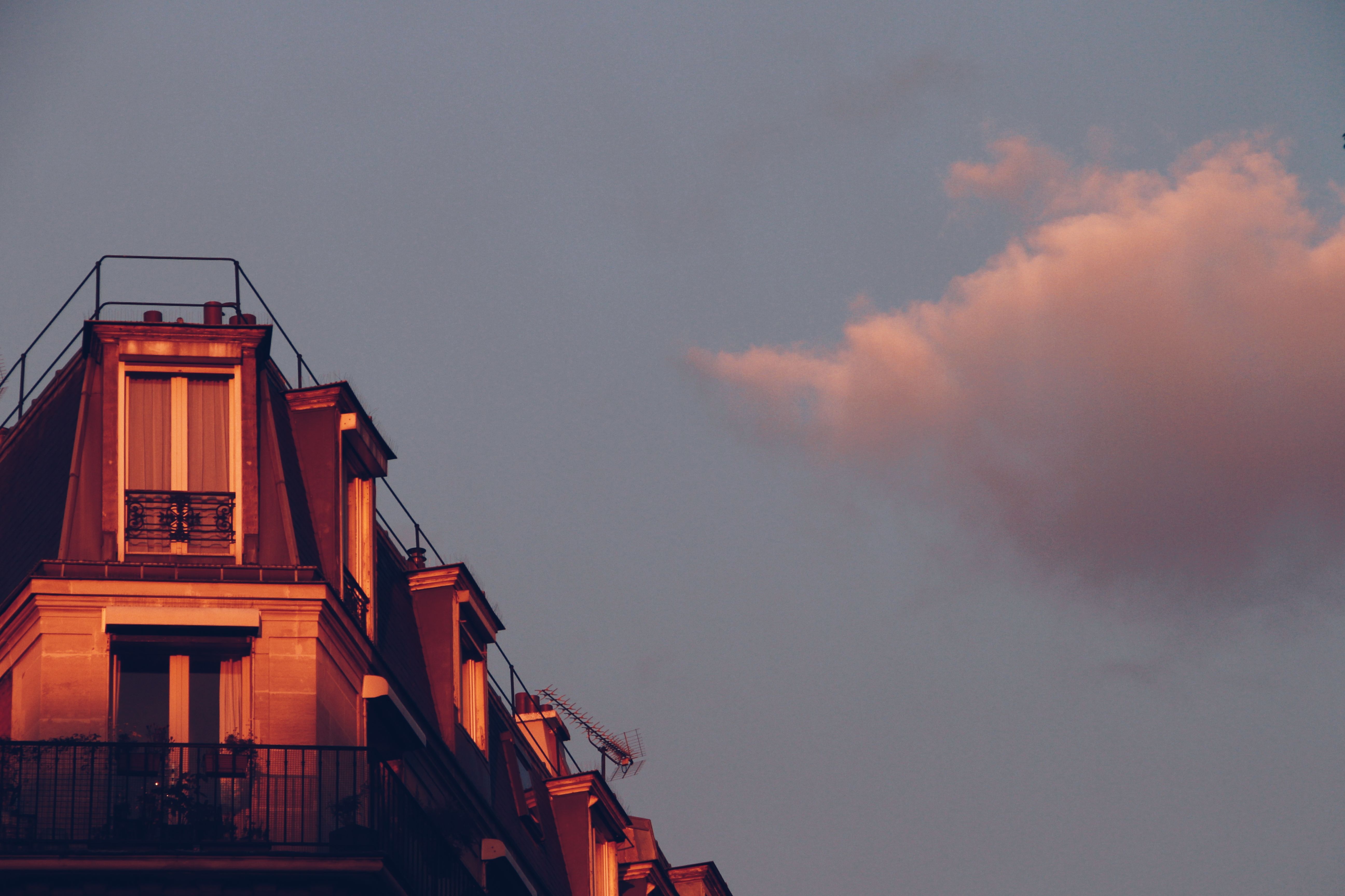 Toits et gouttières au coucher du soleil