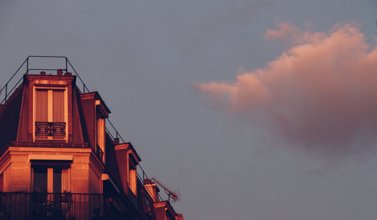 Toits et gouttières au coucher du soleil