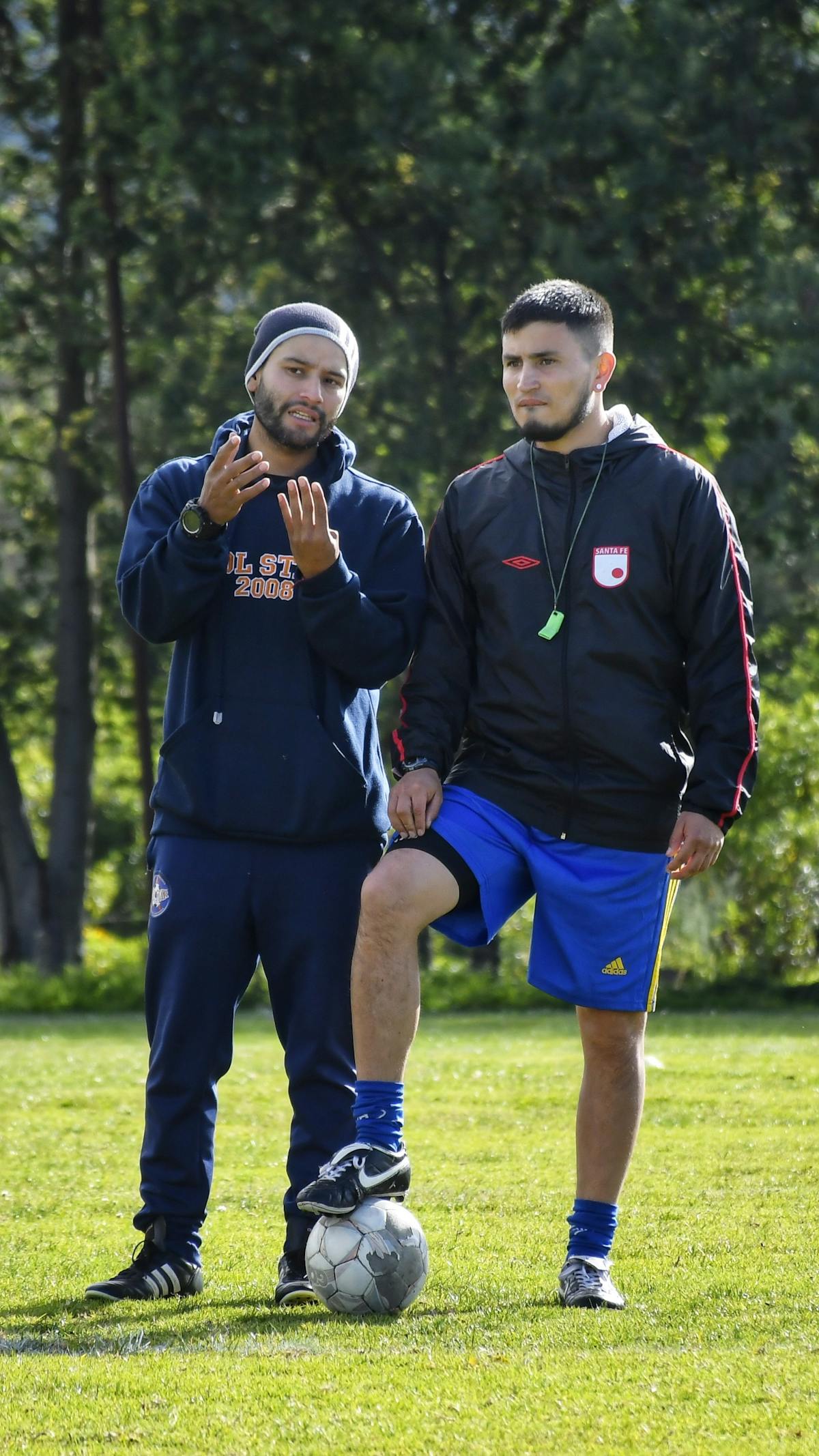 Allenatore che spiega tattica a un calciatore durante l'allenamento