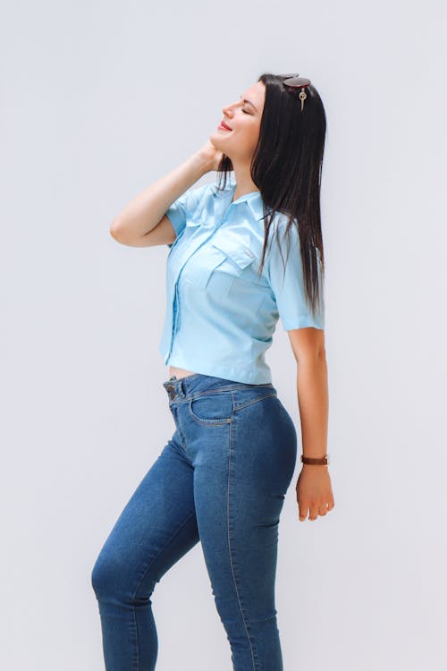 Foto profissional grátis de cabelo comprido, cabelo escuro, camisa azul