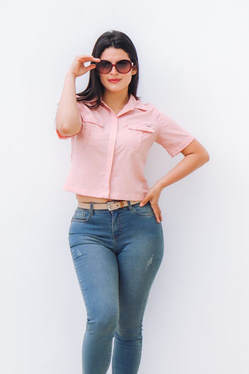 Foto stok gratis baju merah muda, fotografi mode, kacamata hitam