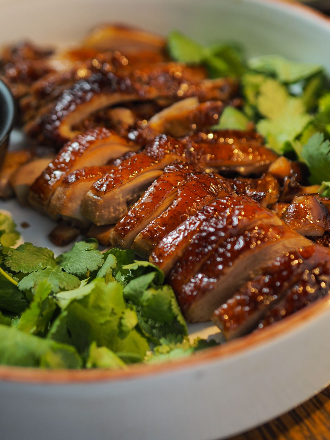 Vịt quay chặt miếng bày cùng rau thơm