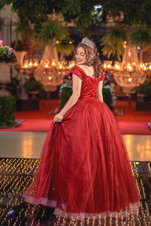 princess with red dress Elena Castillo Flores