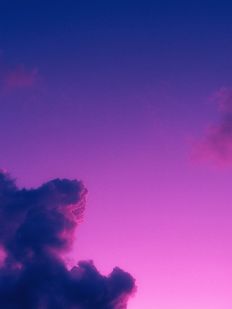 A stunning twilight sky with vivid pink and purple hues over Belo Horizonte, Brazil.