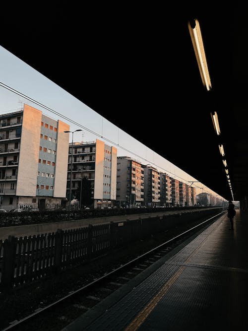 Foto stok gratis distrik perumahan, kendaraan umum, kereta bawah tanah