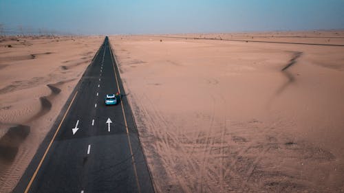 Voiture Bleue Sur La Route