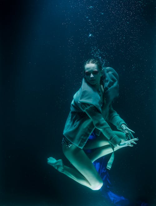 Фотография женщины под водой