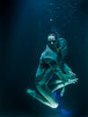 以模特为主角的水下时尚艺术照片