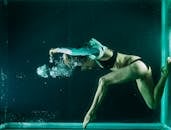 在受控的工作室环境中，优雅的水下舞蹈展现了女性的优雅