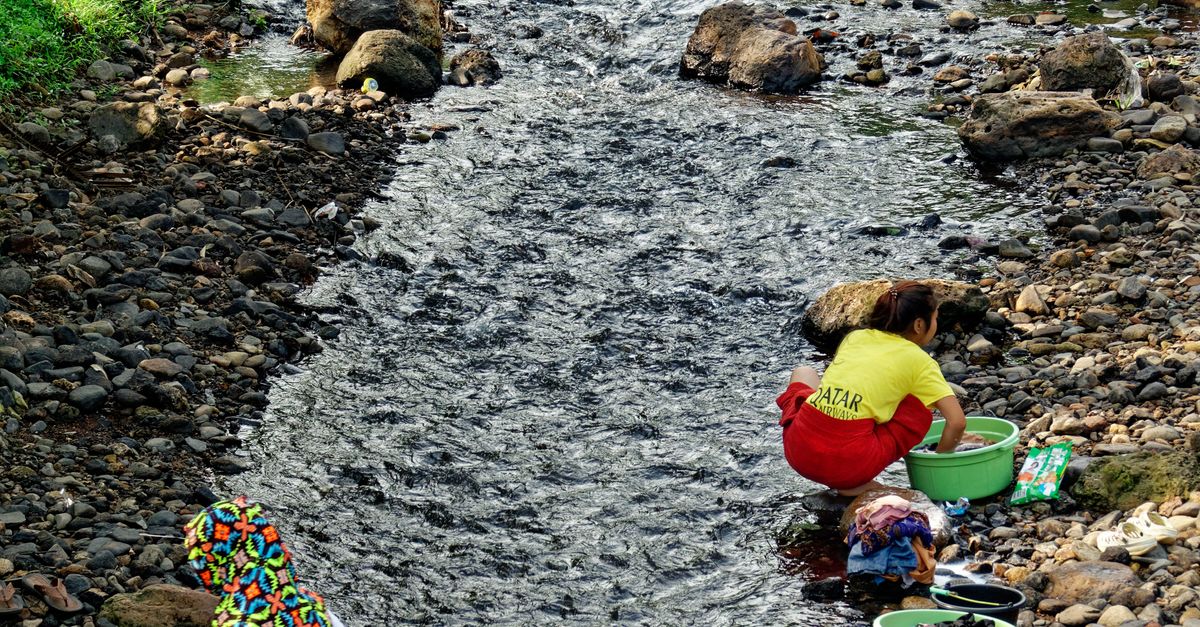 Chango Lavando Ropa Tres Mujeres Lavando Ropa En El Río · Foto de stock gratuita