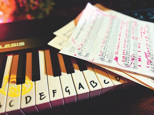 Darmowe zdjęcie z galerii z fortepian, jasne kolory, klawiatura