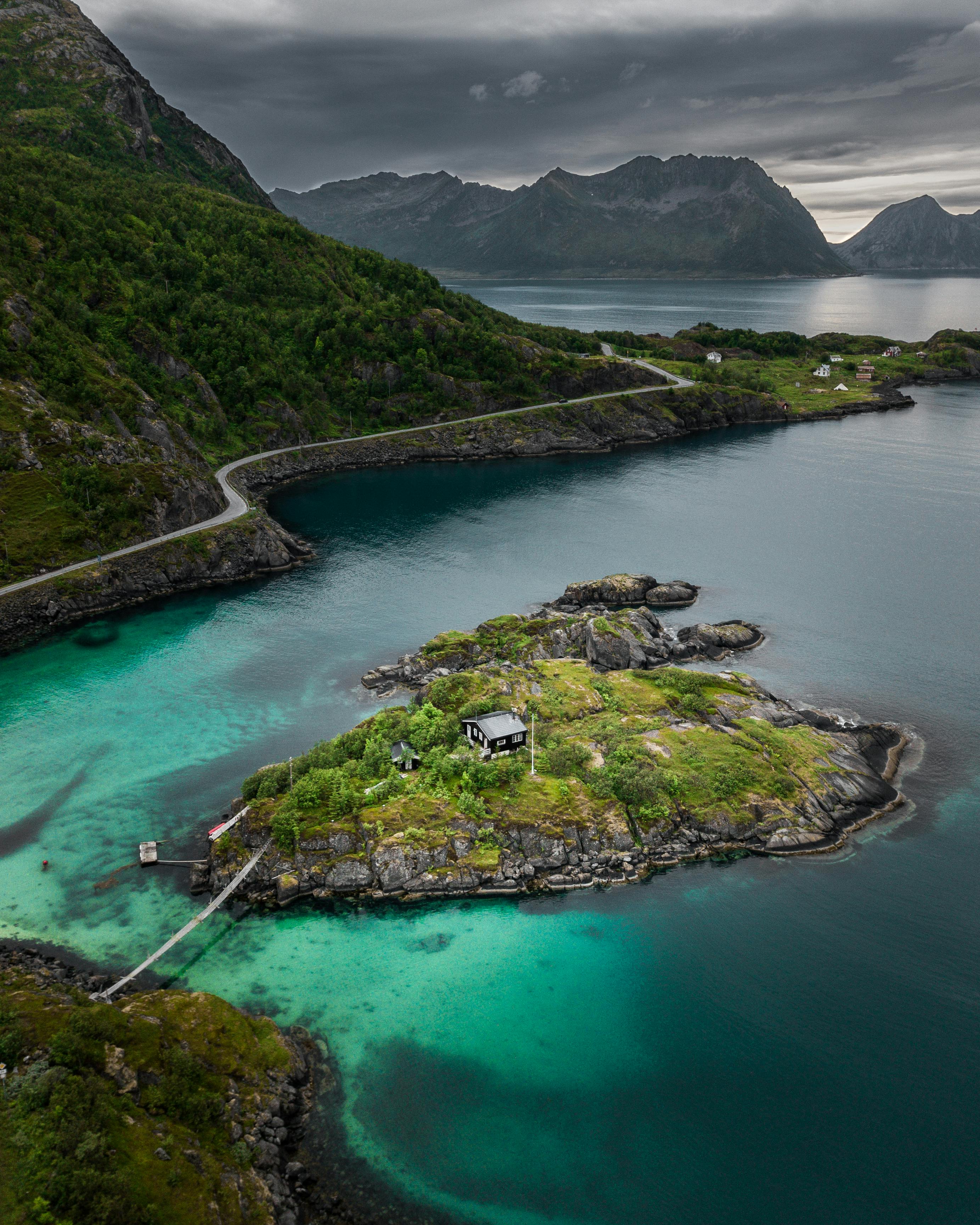 挪威斯卡兰附近一座岛屿的鸟瞰图令人惊叹，山脉引人注目，海水清澈