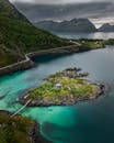 挪威斯卡兰附近一座岛屿的鸟瞰图令人惊叹，山脉引人注目，海水清澈