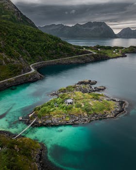 挪威斯卡兰附近一座岛屿的鸟瞰图令人惊叹，山脉引人注目，海水清澈