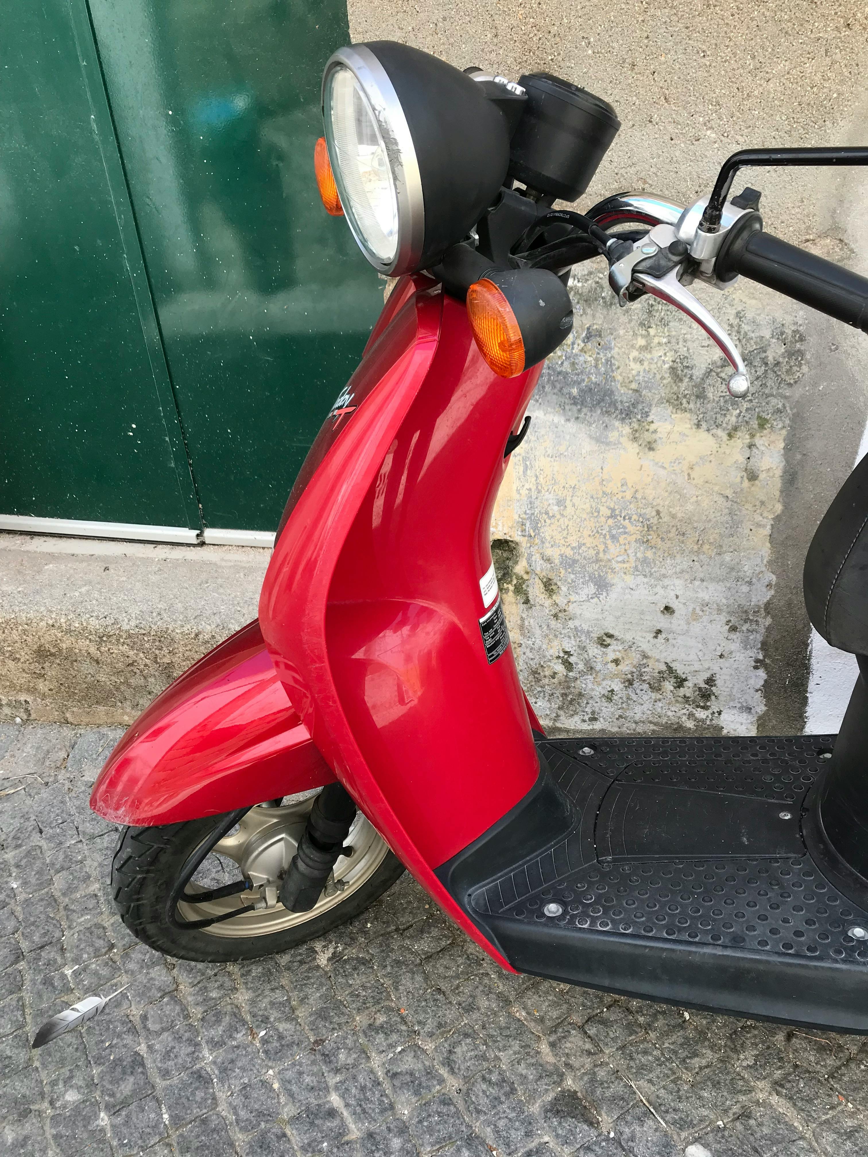 Ein 4x4-Fahrzeug auf einer Red Dune Safari in den Sonnenuntergangsfarmen Dubais.