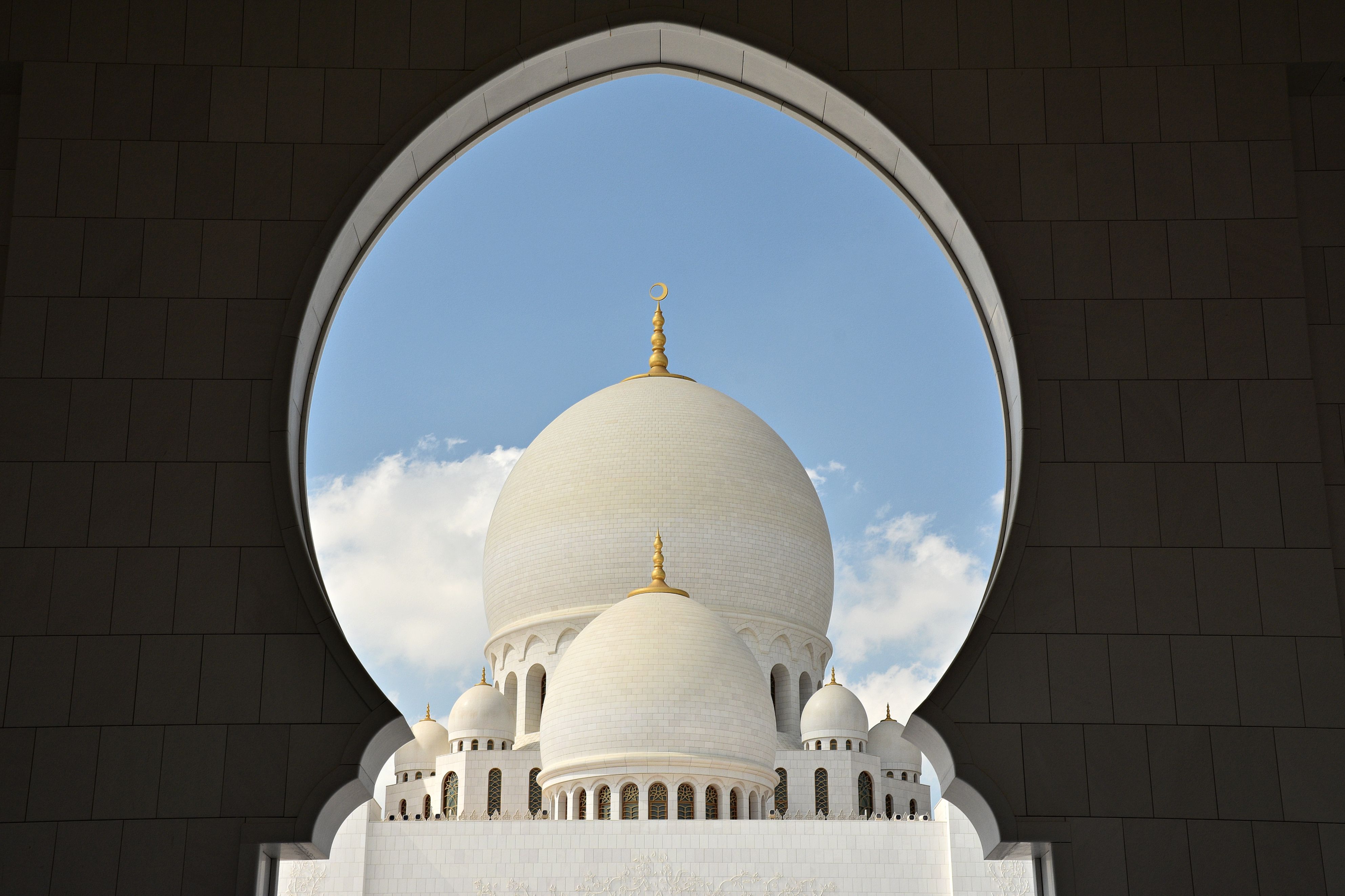 sheikh zayed grand mosque in abu dhabi