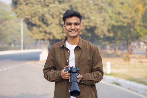 Giovane Fotografo Indiano Che Tiene La Sua Fotocamera Dslr Professionale E Fa Clic Sulle Immagini