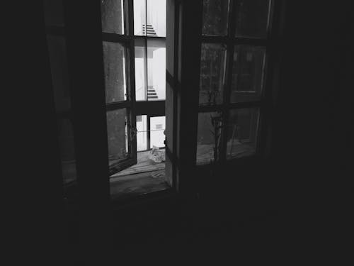 Foto stok gratis bnw, cemar, dekat jendela