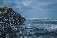 迷人的特写镜头中，海浪拍打着岩石海岸，展现了海洋的动态与美丽