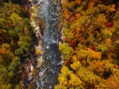 佐治亚州查图加河的鸟瞰图令人惊叹，四周环绕着生机勃勃的秋叶