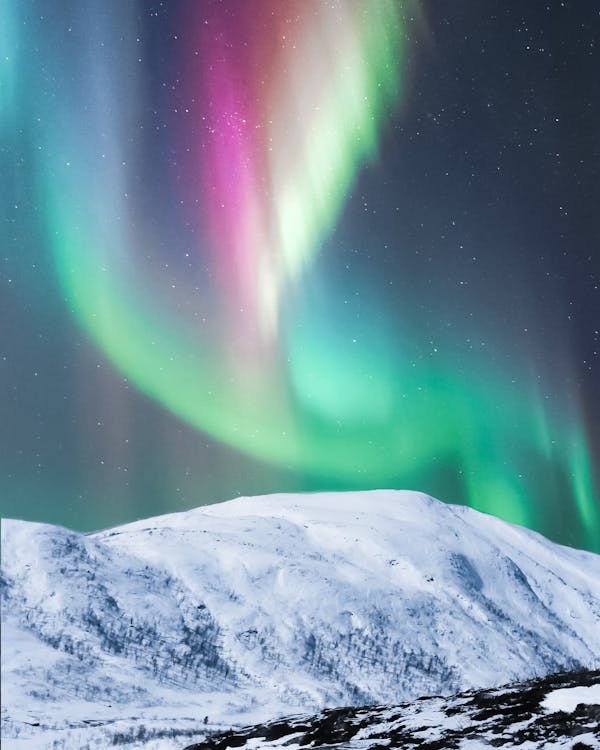 Free Karlı Dağın üzerinde Renkli Kutup ışıkları Stock Photo